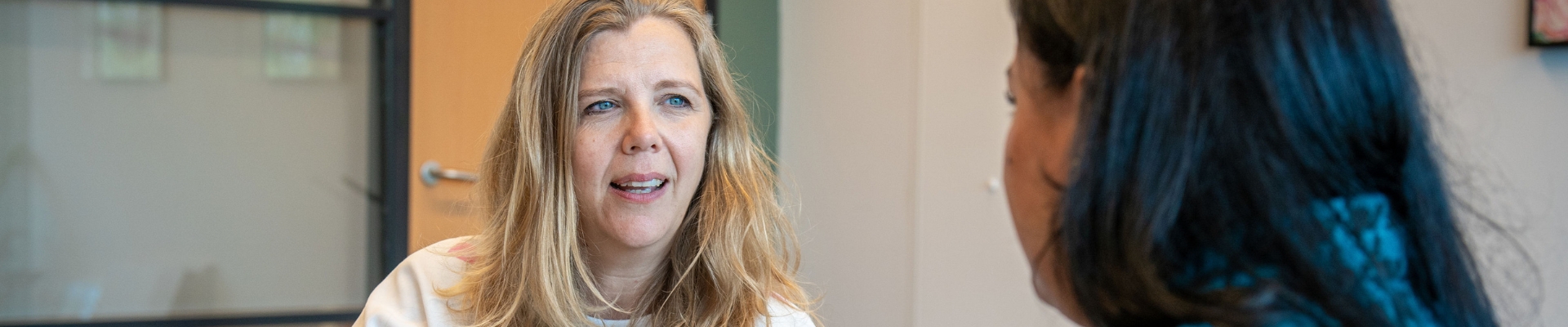 Persoonlijke aandacht tijdens een gesprek.