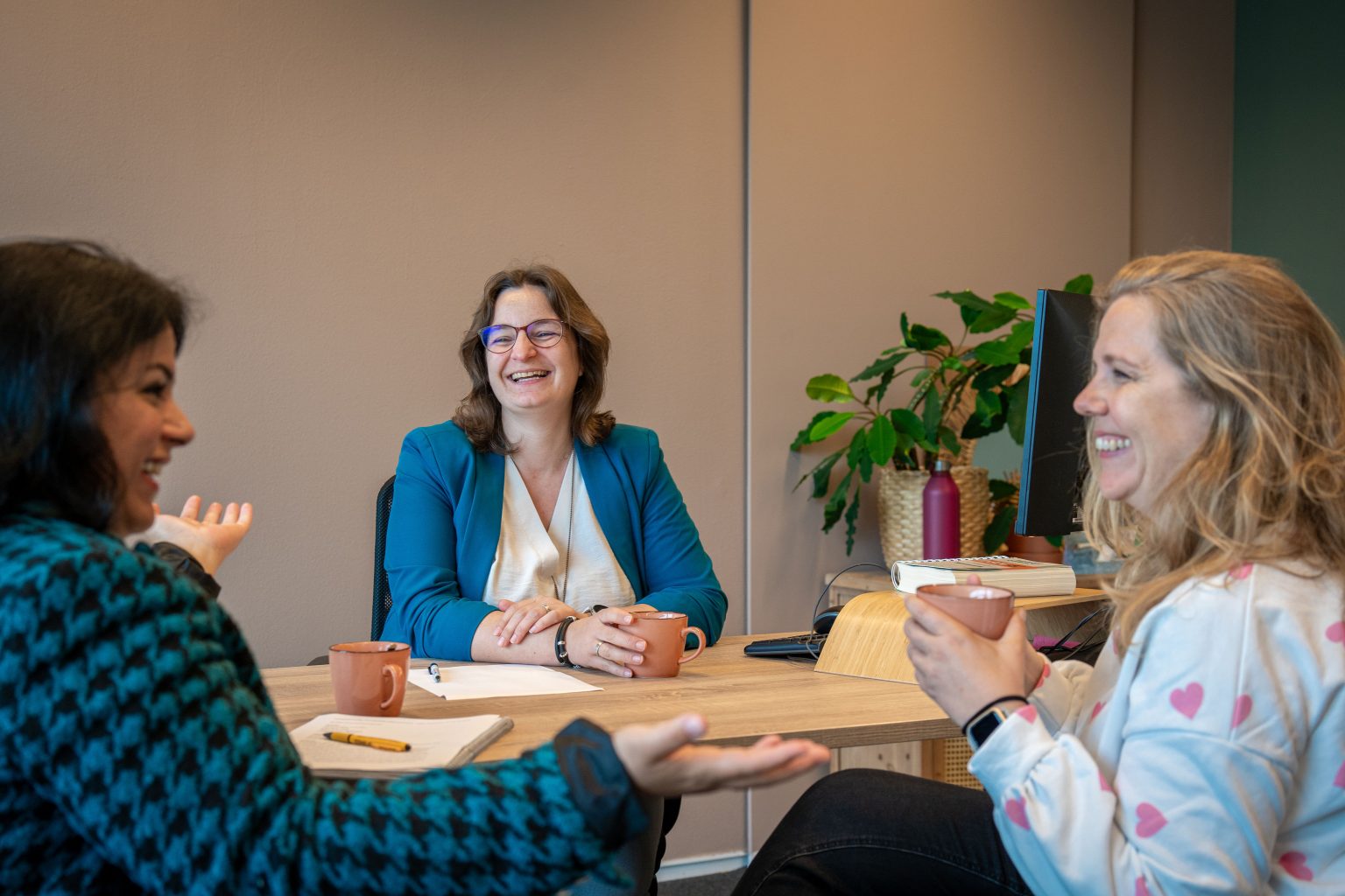 Centiv-collega’s werken samen aan een vraagstuk.